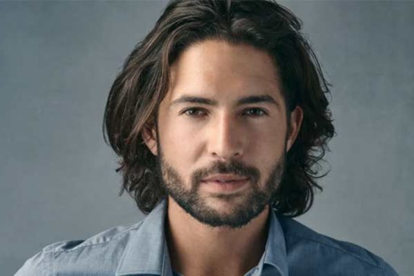 Cheveux mi-longs et barbe