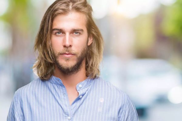 cheveux long homme