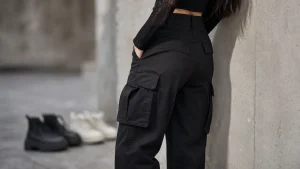 Pantalon cargo femme noir coupe droite taille haute avec poches latérales