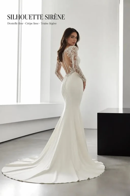 Robe mariée sirène en photographie éditoriale, coupe ajustée et évasée avec traîne élégante