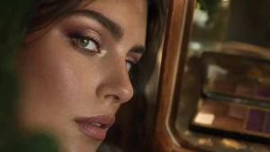 Yeux marron-vert quel maquillage : taupe prune champagne, reflets verts
